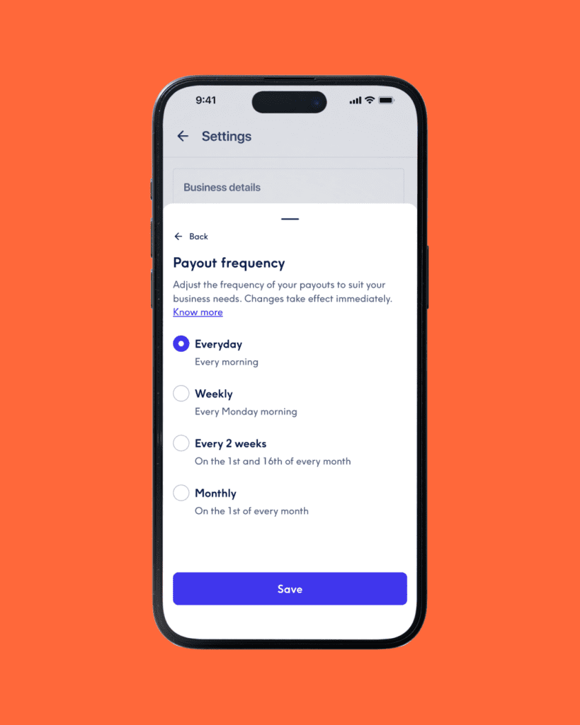 Gros plan d'un écran de smartphone sur fond orange vif, affichant le menu des paramètres "Payout frequency" (Fréquence des versements). L'option sélectionnée est "Everyday" (Tous les jours), avec d'autres choix non sélectionnés pour "Weekly", "Every 2 weeks" et "Monthly". Un bouton bleu "Save" se trouve en bas.