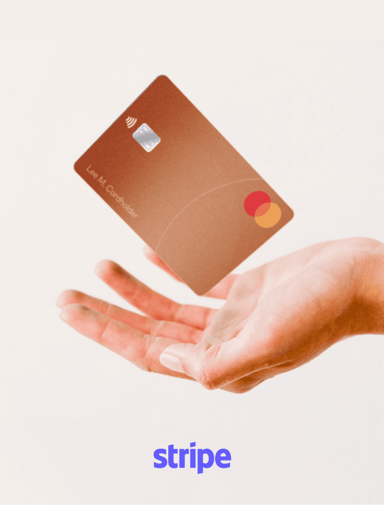Gros plan d'une main ouverte avec une carte de crédit Mastercard de couleur bronze lévitant juste au-dessus de la paume, sur fond blanc uni. Le mot "stripe" est écrit en bleu en bas.