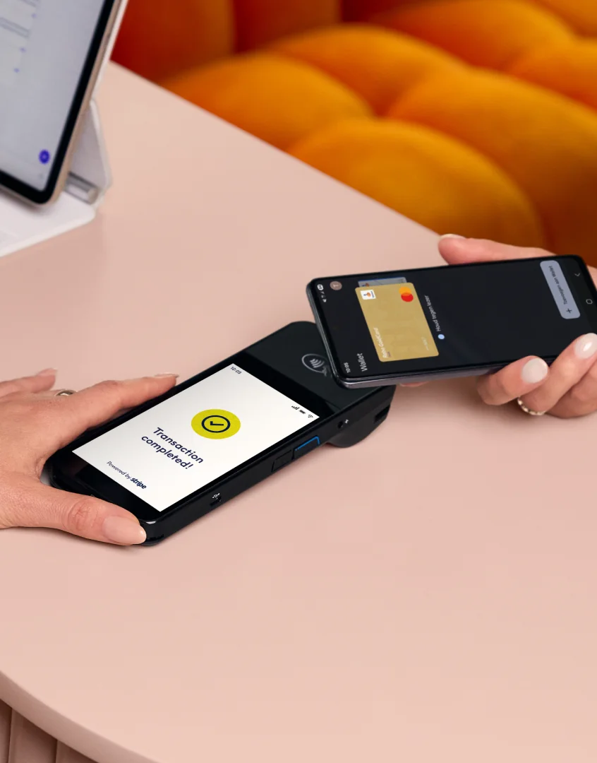 Paiement sans contact sur un terminal Treatwell Pay affichant une transaction réussie